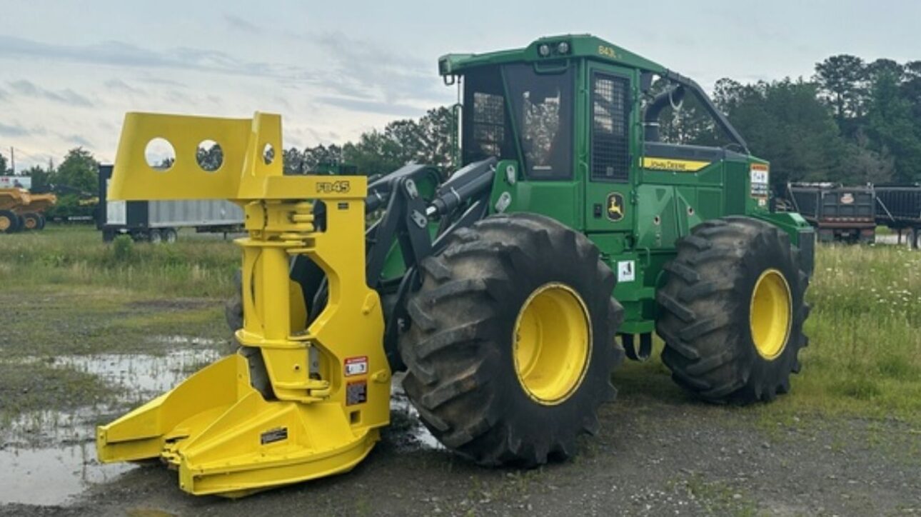 Máquina florestal de 31 toneladas derruba 200 árvores por hora e consome menos que quatro tratores. Tecnologia que já opera no Brasil.