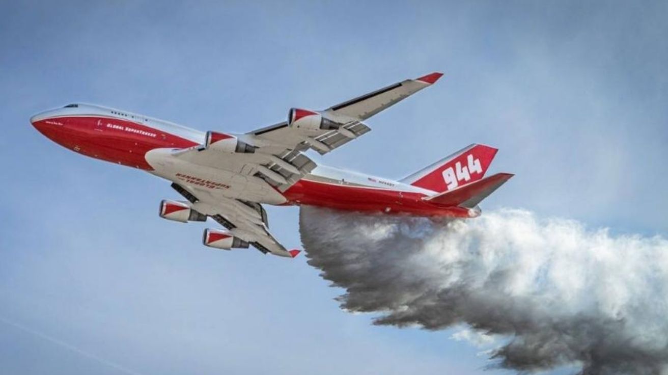Conheça o avião Supertanker: 90 mil litros por voo, alcance de 3 km e manobras de precisão para conter incêndios de grandes proporções.