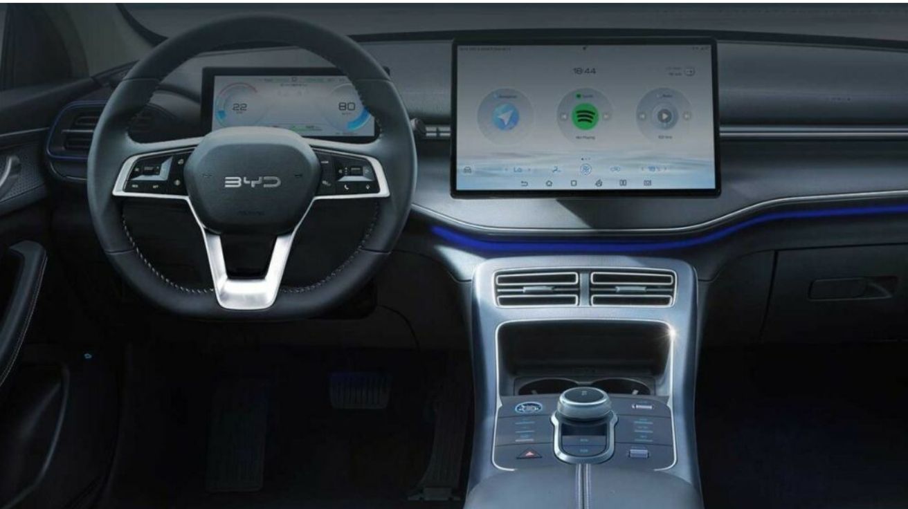 Sedã chinês BYD King L chega ao Brasil com autonomia de 2.100 km e promete revolucionar o segmento de híbridos nacionais.