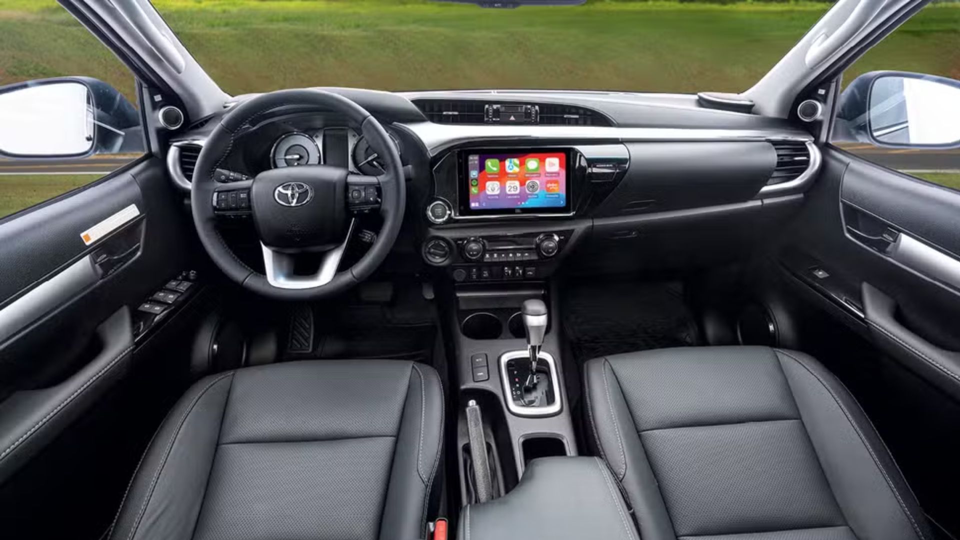 Nova Toyota Hilux estreia em 2025 com visual inspirado na S10, versão híbrida, interior refinado e tecnologia inédita entre picapes médias.