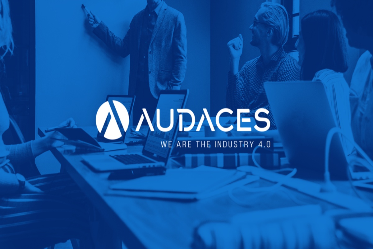 Reunião de equipe da Audaces com computadores e estratégia de expansão internacional.