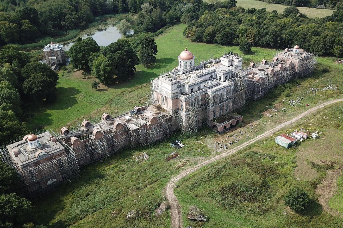 Castelo abandonado de £40 milhões em Sussex: a lenda do "magnata russo" e a real história de Nicholas van Hoogstraten