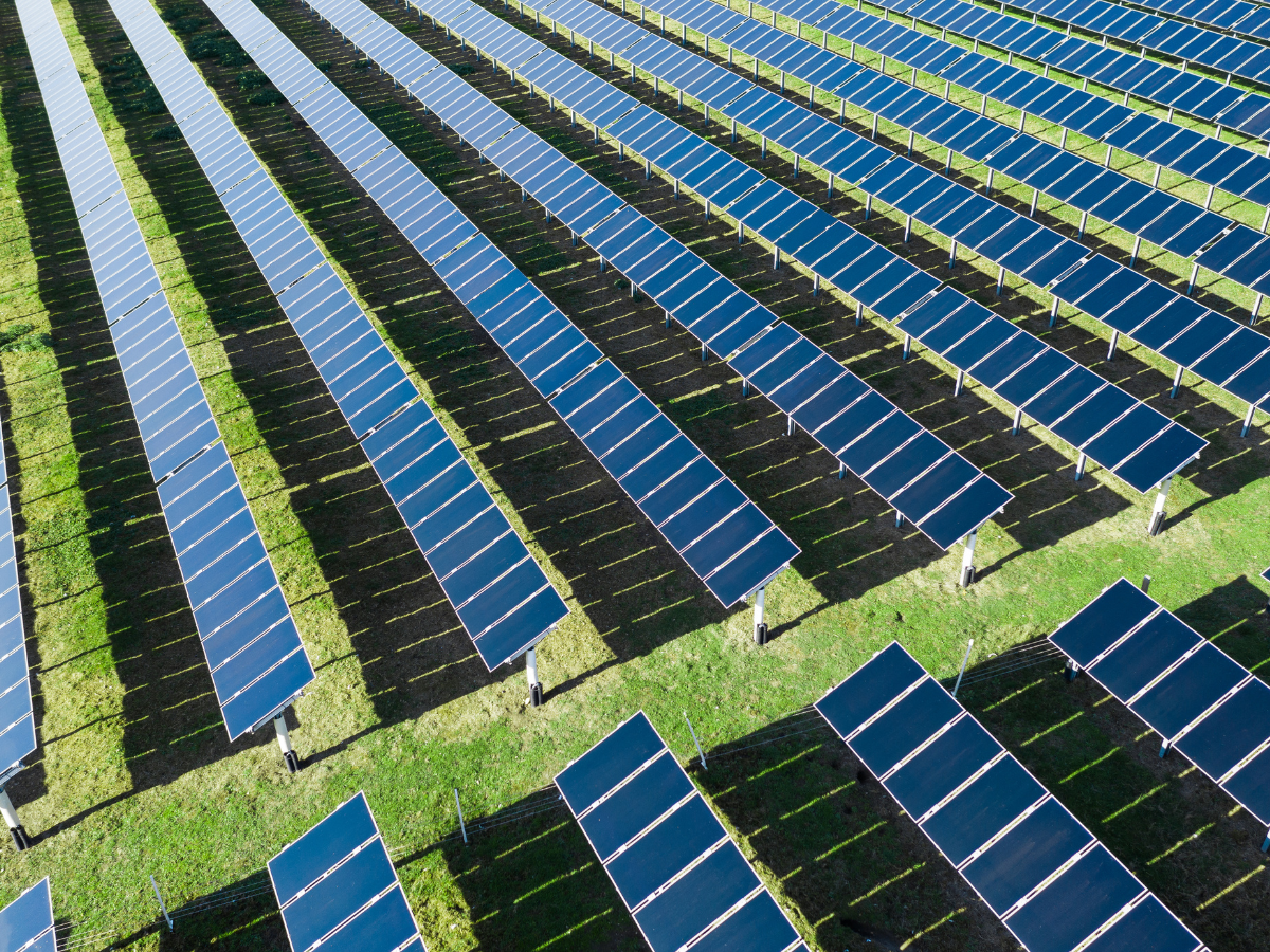 Inaugurado recentemente, o Parque Solar de Arinos coloca Minas Gerais na liderança da energia renovável no Brasil, com impacto direto na economia local, no meio ambiente e na matriz energética nacional.