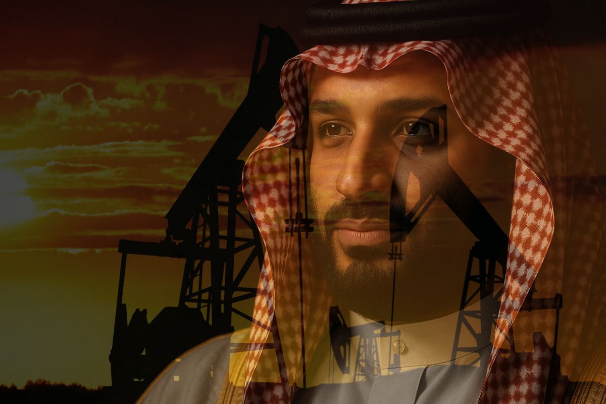 Retrato hiper-realista de Mohammed bin Salman em modo paisagem, usando thobe branco, bisht creme e ghutra vermelho e branco, com expressão confiante e iluminação dramática sobre fundo escuro.