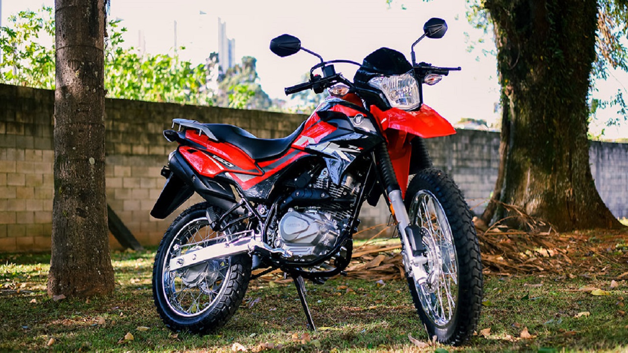 Com tanque de 12,2 L e consumo médio de 40 km/l, nova trail da Haojue promete 560 km de autonomia — mas o preço é o que mais surpreende: R$ 18.900