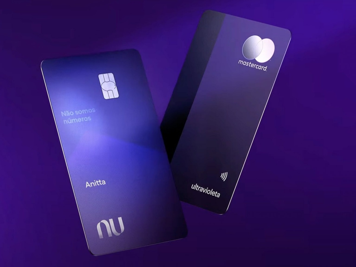 Cartões Nubank Ultravioleta com design moderno e fundo roxo