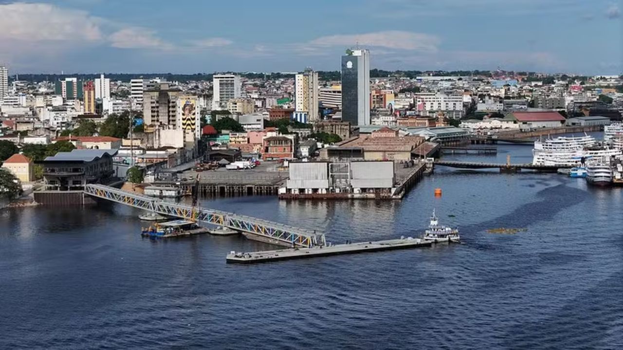 Com investimento robusto do governo federal, a cidade de Manaus se prepara para iniciar a construção de um novo porto na área da Manaus Moderna. A estrutura, aguardada há décadas, visa modernizar a logística fluvial e oferecer mais dignidade para quem depende do transporte aquaviário diariamente.