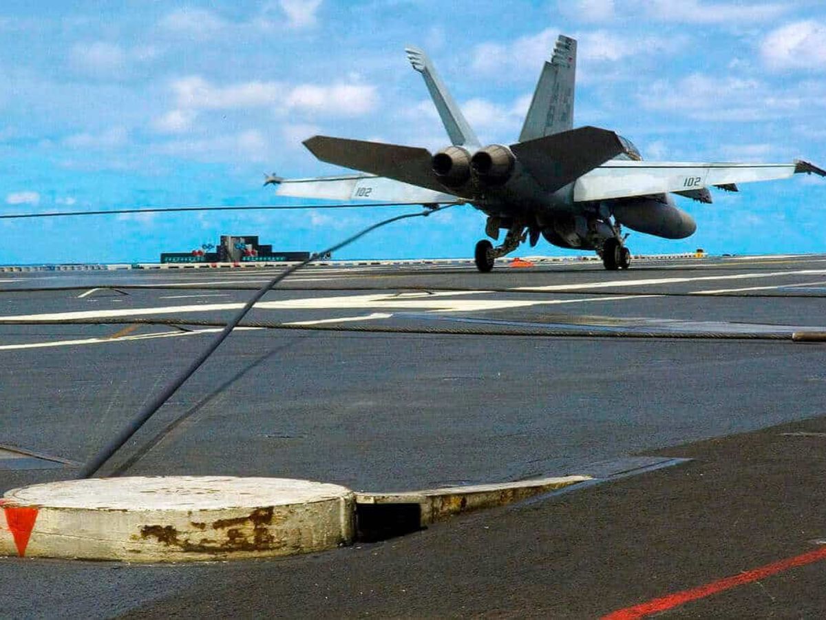 Gancho de pouso de um caça naval: a arte de parar um jato a 240 km/h em 2 segundos