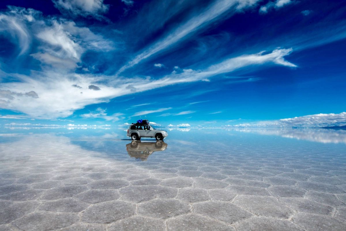 Salar de Uyuni: o maior deserto de sal do mundo e seu espetacular efeito espelho na Bolívia