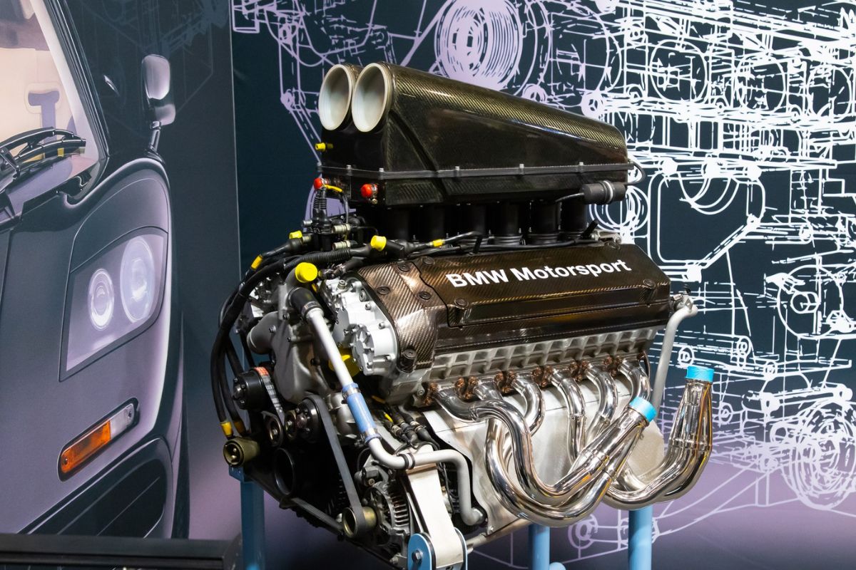 O motor do "Deus dos Carros": o V12 aspirado de 6.1 litros do McLaren F1, que tinha um compartimento banhado a ouro para dissipar o calor