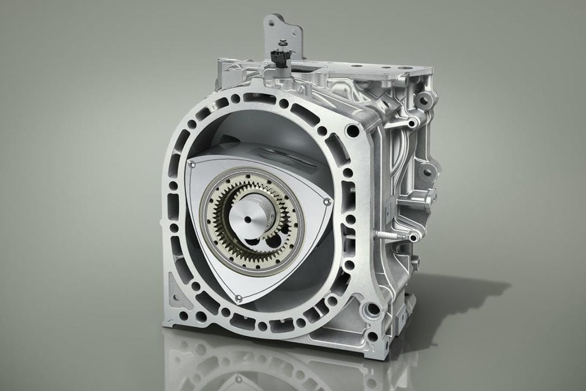 Motor rotativo Wankel da NSU: a inovação no Ro80 que levou à falência. Entenda as falhas de durabilidade, os custos e seu legado como clássico