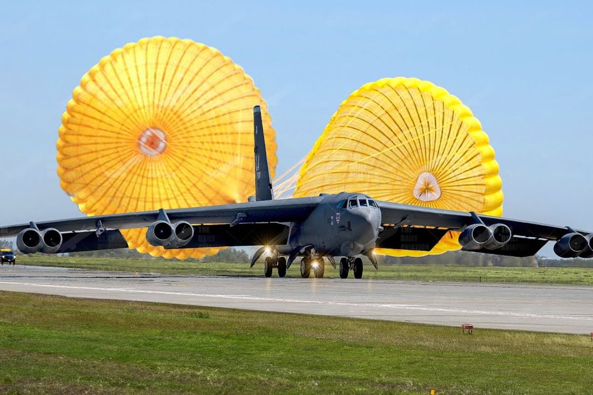 O paraquedas de um bombardeiro B-52: o gigante que freia um avião de 83 toneladas