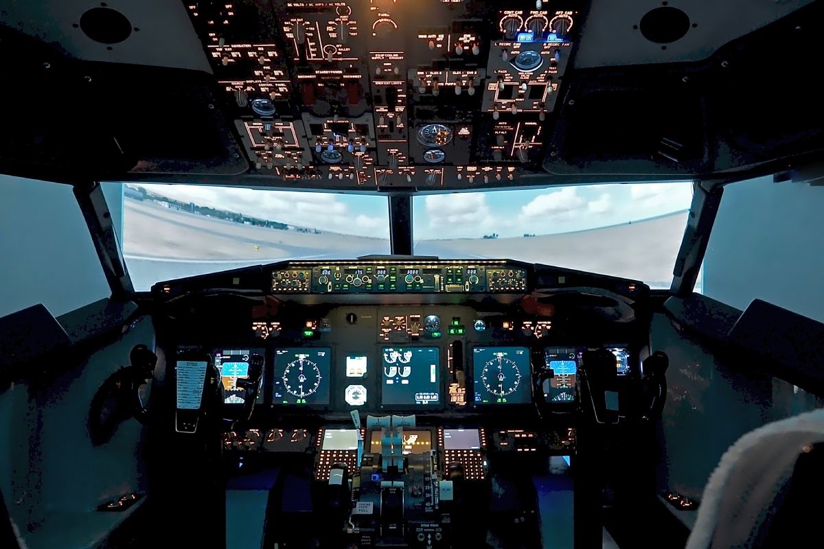 Piloto automático de um avião comercial: a precisão de centenas de ajustes por segundo