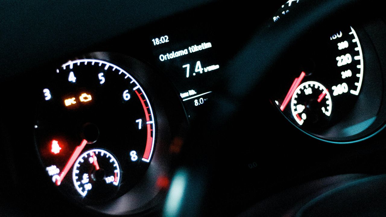 O que as luzes do painel do seu carro realmente querem dizer? Saiba o que fazer nestas situações