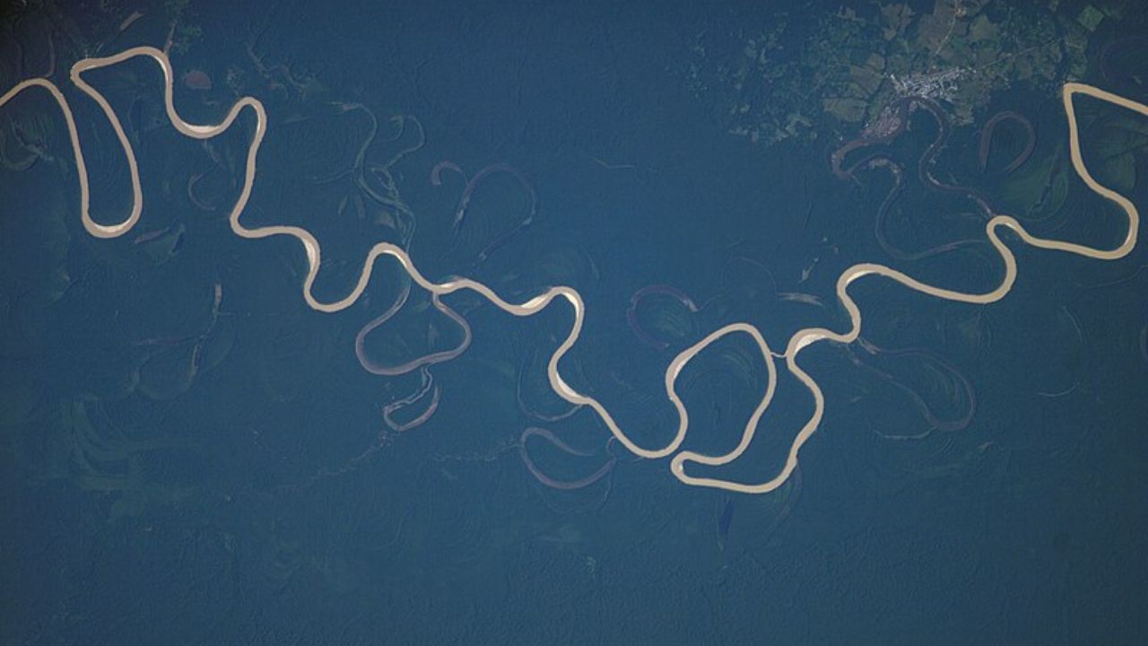 O sistema fluvial que cobre quase metade do território brasileiro e que se denomina a maior bacia hidrográfica do mundo