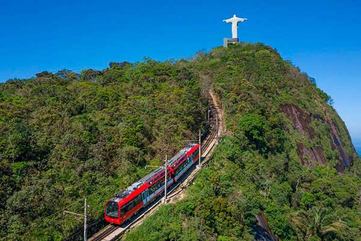 Trem do Corcovado sobe trilhos em direção ao Cristo Redentor no Rio de Janeiro