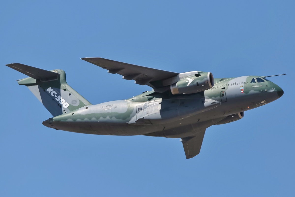 Avião militar Embraer KC-390 da Força Aérea Brasileira em voo