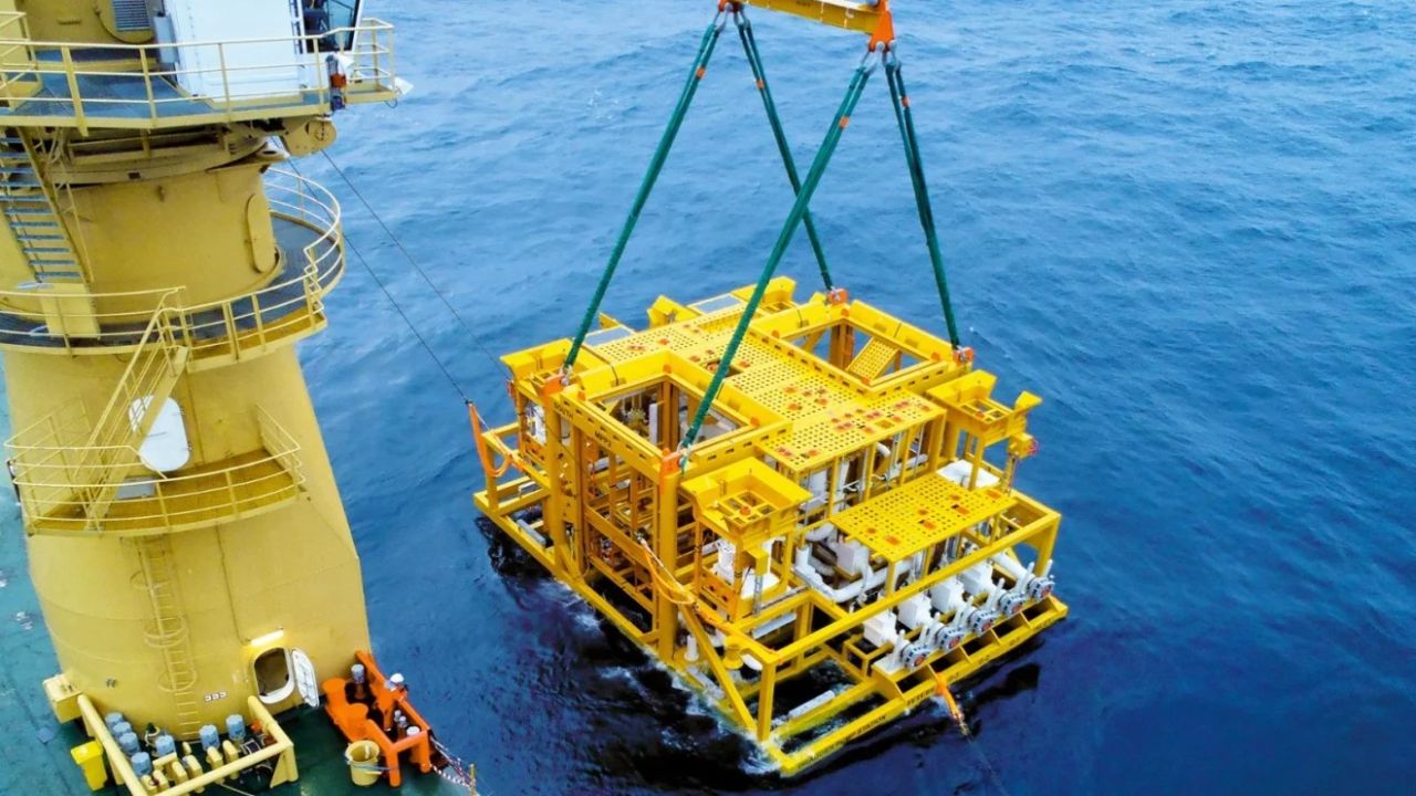 A OneSubsea concluiu a entrega da 21ª e última árvore submarina para o projeto Búzios, operado pela Petrobras. O anúncio, feito hoje, 23 de junho, marca o fim de uma jornada de quatro anos. Este avanço é significativo para as operações no campo, considerado o maior de petróleo e gás em águas profundas do mundo.