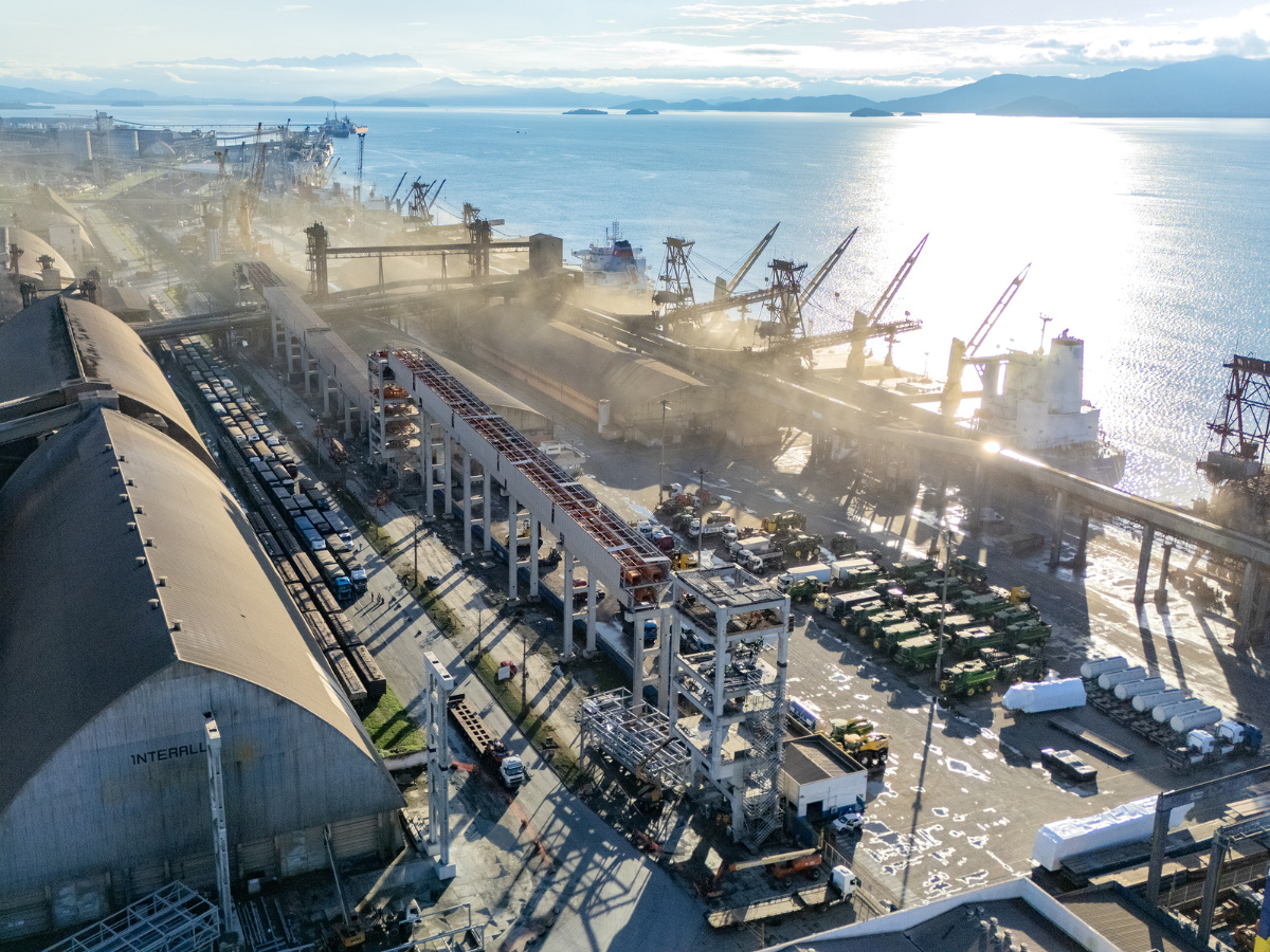 Obras do Moegão no Porto de Paranaguá avançam e atingem 52,5% de execução. Equipamento ampliará capacidade logística e ferroviária do terminal, com entrega prevista para 2025.