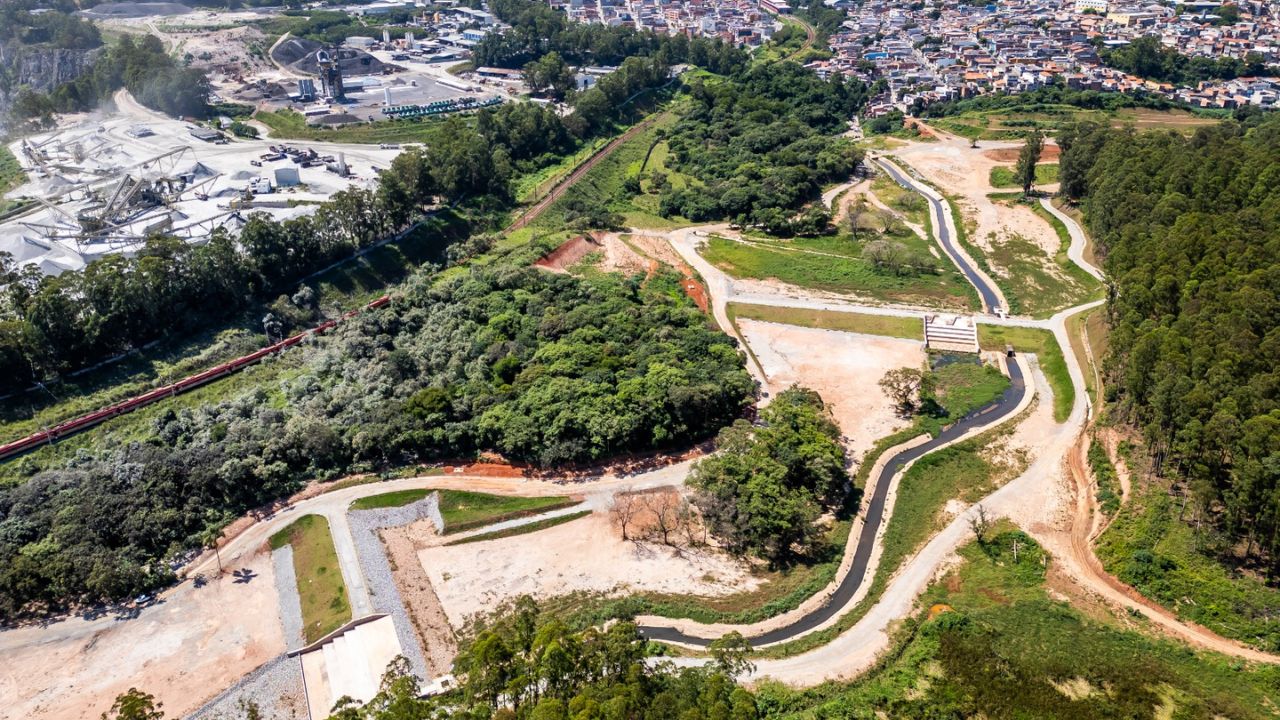 Para reduzir os impactos das chuvas e proteger áreas historicamente afetadas por alagamentos, a Prefeitura de São Paulo acelera a construção de dez reservatórios para conter grandes volumes de água. Investimento total já ultrapassa R$ 1,6 bilhão e contempla todas as zonas da capital.