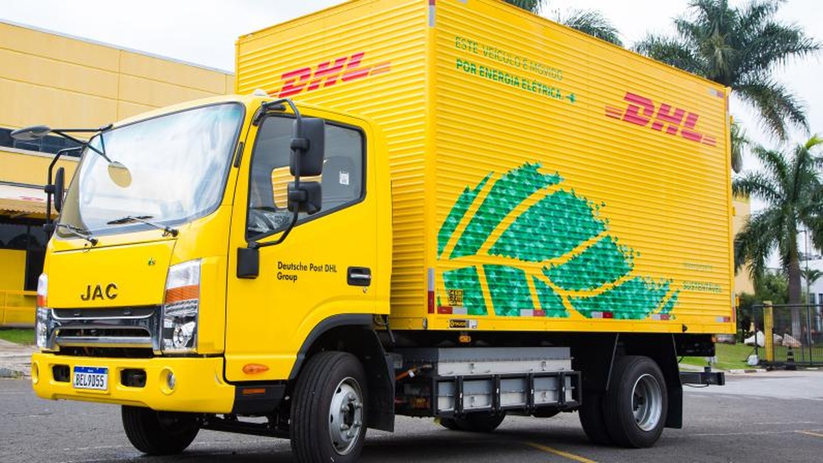 Caminhão elétrico da DHL com pintura sustentável e logotipo da empresa