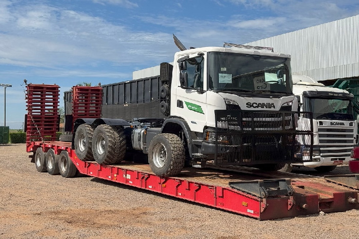 Caminhão Scania Megatec 10x4 sobre prancha para transporte em área industrial