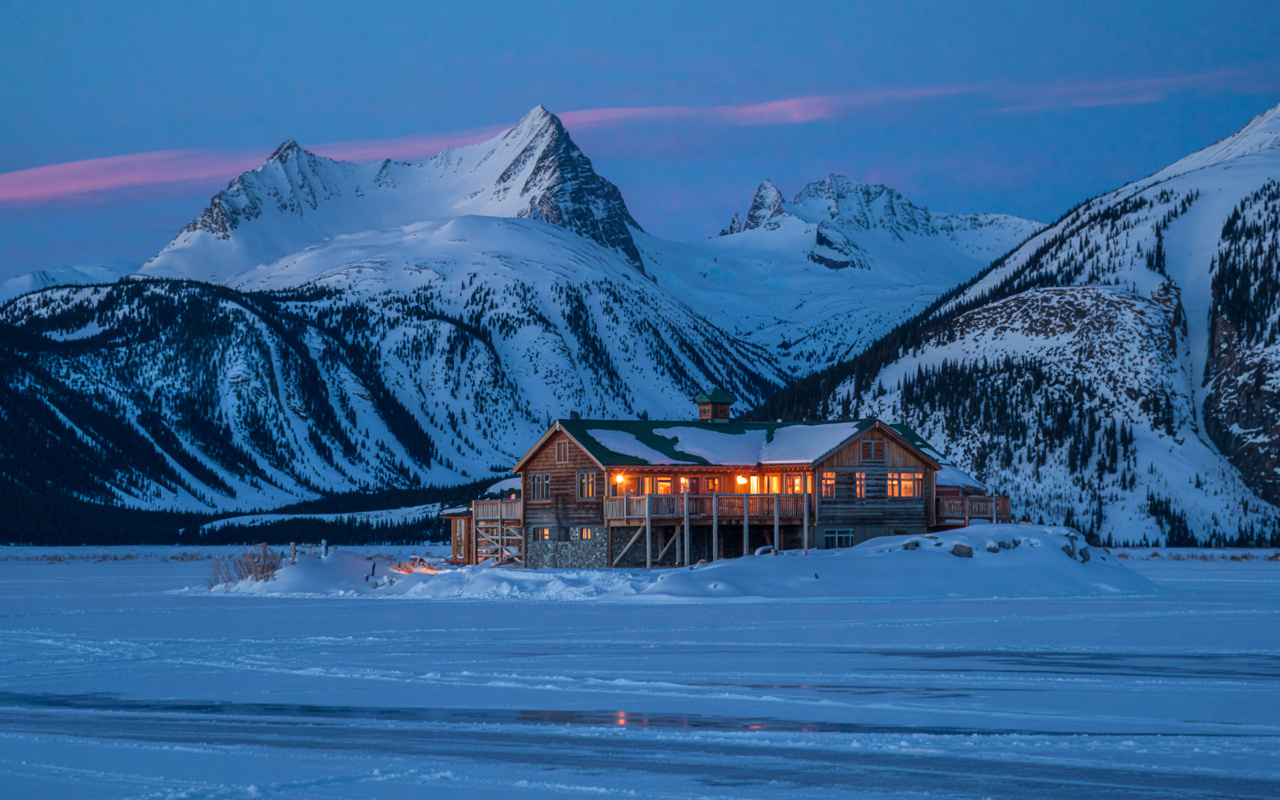 Sem estrada, sem internet e cercado por gelo: o hotel mais isolado do mundo que só pode ser acessado por helicóptero e cobra até R$ 150 mil por diária no alto das montanhas do Alasca