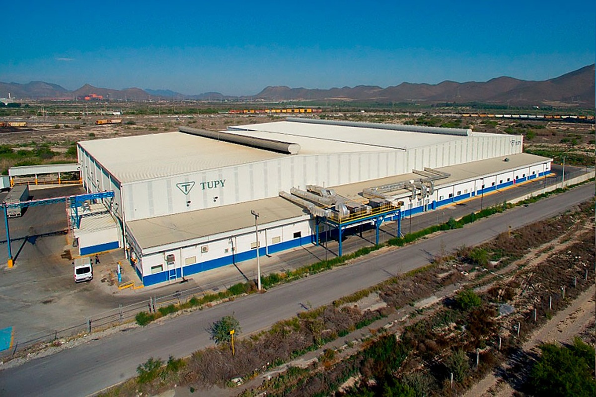 Vista aérea da planta industrial da Tupy em Ramos Arizpe, México, com destaque para as instalações e o entorno árido