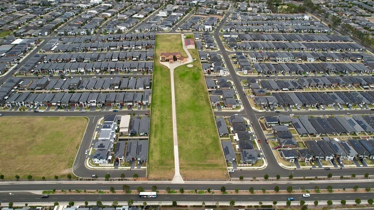 Terreno da família Zammit em Sydney vale milhões, mas permanece intocado. Apego emocional vence a pressão do mercado imobiliário australiano.