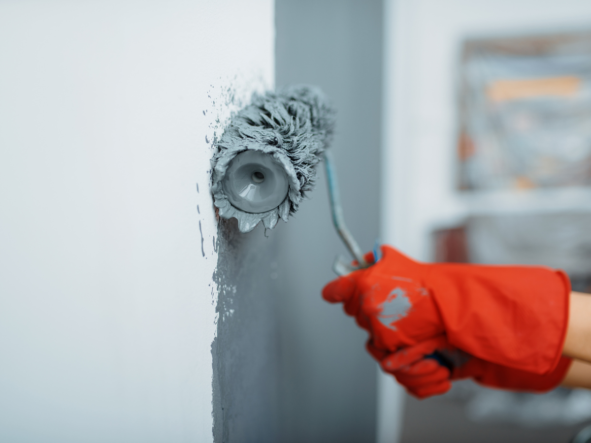 Você ainda pinta parede com tinta comum? Descubra por que a tinta emborrachada é muito mais vantajosa.