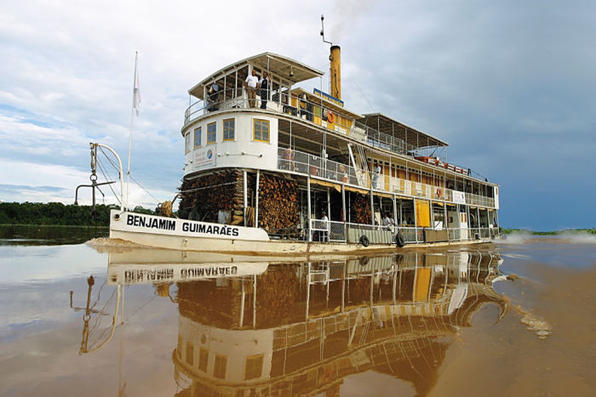 Vapor Benjamim Guimarães navegando sobre o rio com reflexo na água