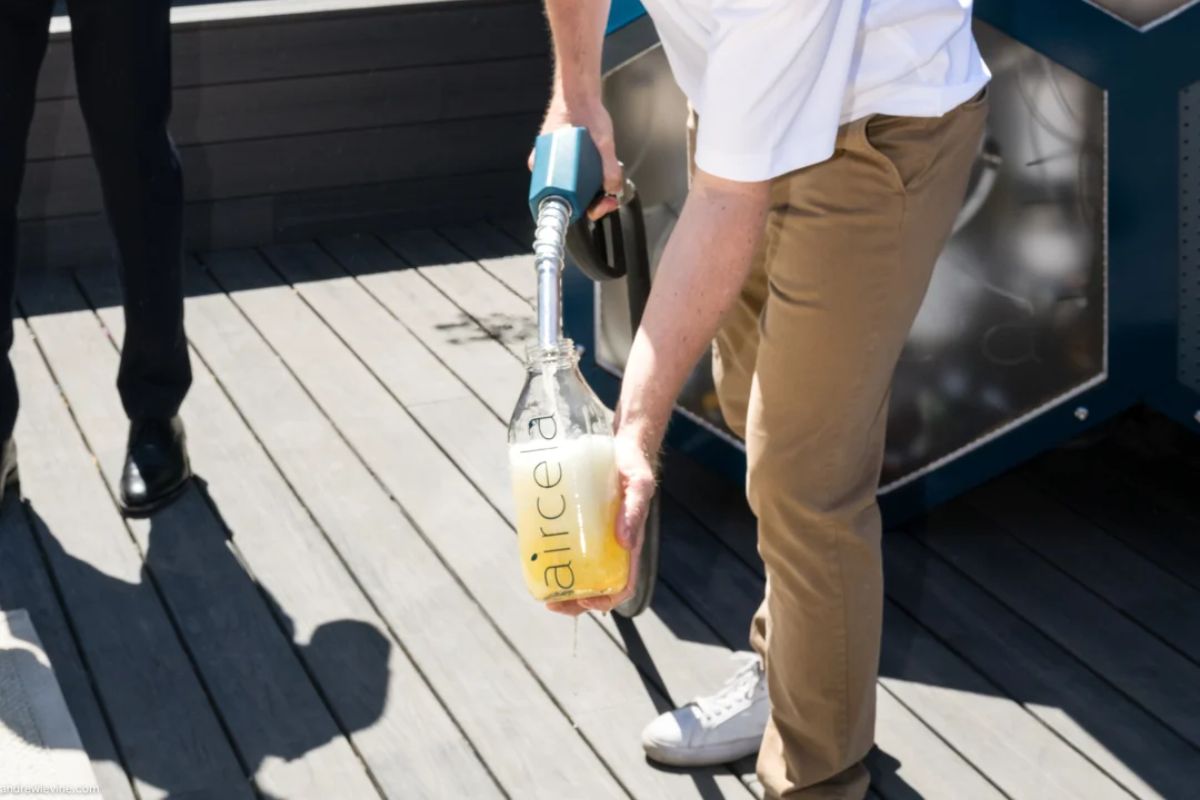 Gasolina de qualidade sem petróleo: A máquina que produz combustível usando apenas ar, água e luz solar