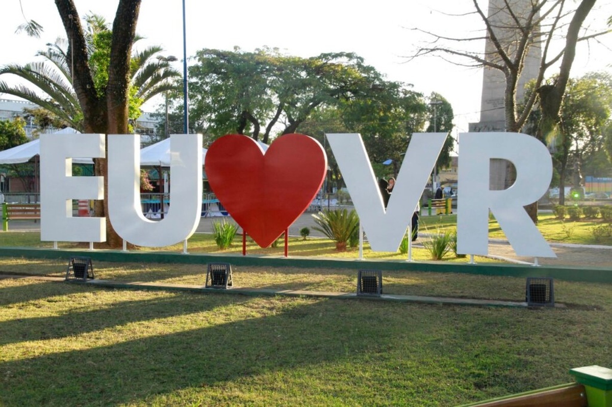 Letreiro “Eu amo Volta Redonda” instalado em praça arborizada