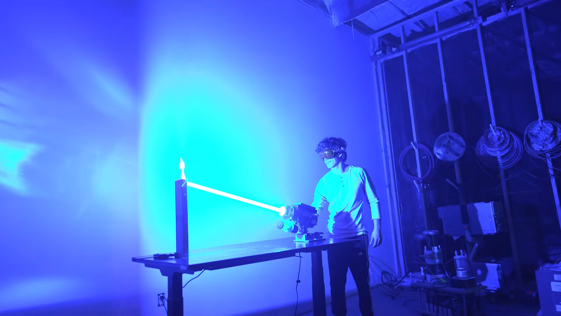 Youtuber cria laser caseiro "mais poderoso do mundo" de 250-watt capaz de cortar aço e queimar diamante