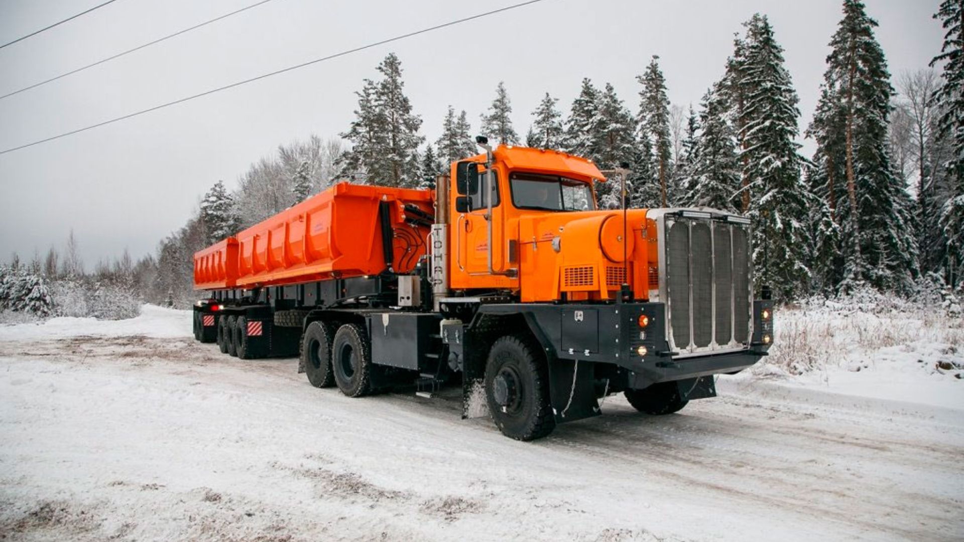 Caminhão Tonar 7502 transportando minério em terreno congelado na Sibéria com reboques basculantes acoplados