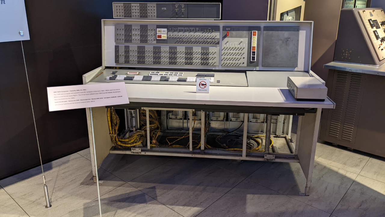 Muito antes de Alexa e Google Assistant, o computador IBM 7094 surpreendeu o mundo em 1961 com “Daisy Bell”. Descubra como esse marco influenciou a tecnologia, a cultura pop e a ficção científica.