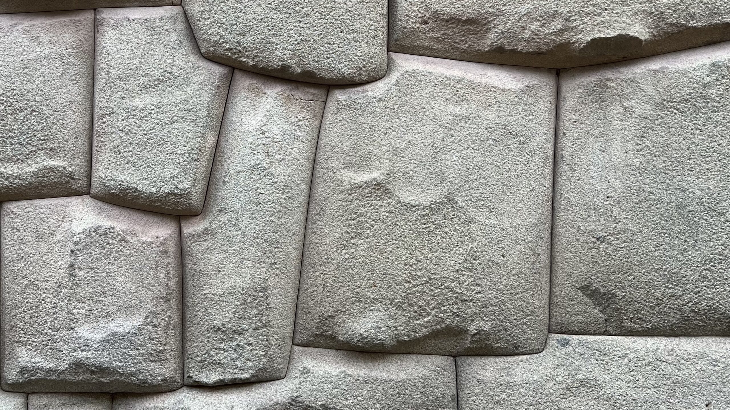 Técnicas de engenharia inca com encaixe de pedras e obras hidráulicas