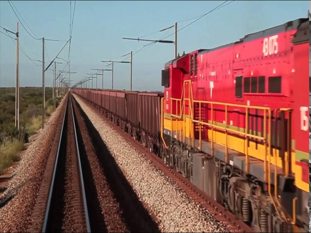 África do Sul revolucionou a logística com ferrovia histórica: o maior trem de minério do mundo percorre 861 km com 375 vagões e movimenta bilhões