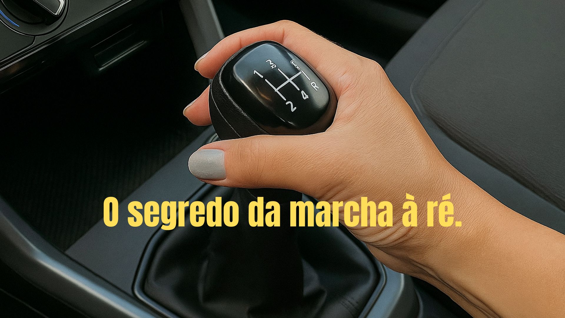 Mão engatando marcha à ré em câmbio manual de carro com destaque para a alavanca