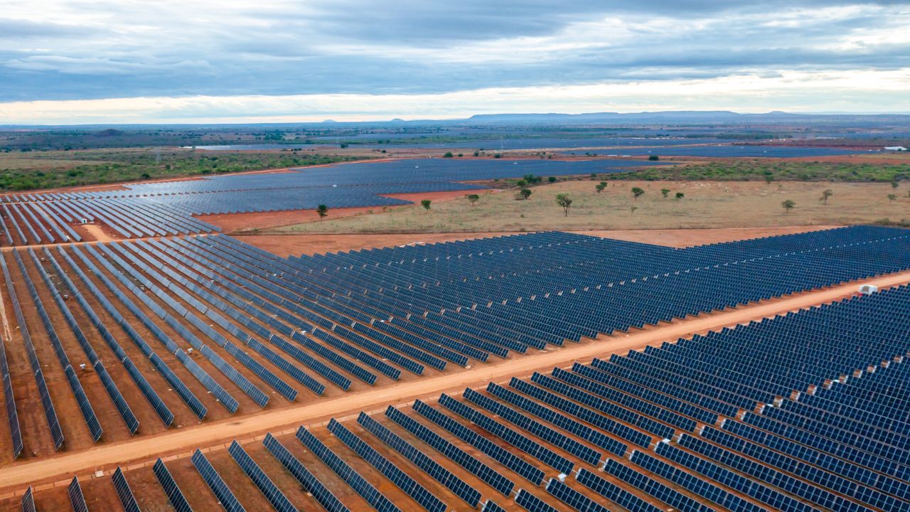 O maior parque solar das Américas está em Minas Gerais. O Complexo Solar Janaúba produz energia solar limpa para 1,2 milhão de brasileiros e evita 850 mil toneladas de CO₂ ao ano.