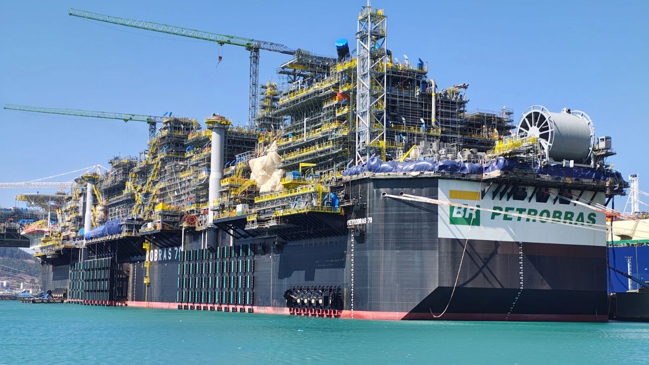 A Petrobras anuncia a chegada do FPSO P-78, navio-plataforma que atuará no Campo de Búzios com capacidade de produzir 180 mil barris de óleo por dia.