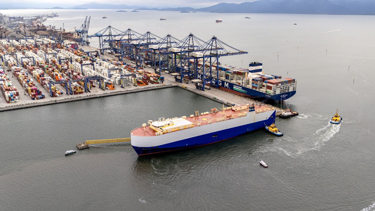 Navio San Martin atraca no Porto de Paranaguá com veículos elétricos da Geely, marcando o retorno da marca chinesa ao Brasil após nove anos.