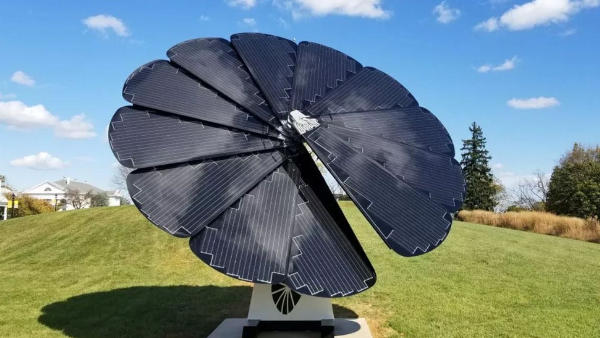 Smartflower com pétalas abertas captando luz solar em um parque urbano