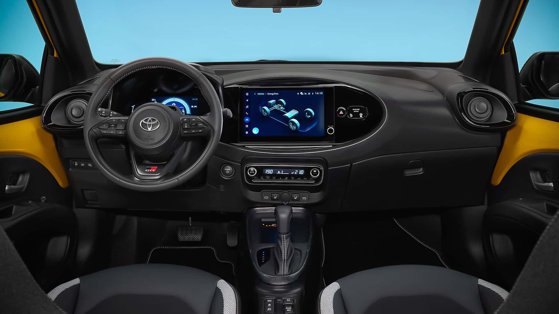 Akio Toyoda apresenta veículos híbridos e elétricos da Toyota durante evento em 2025