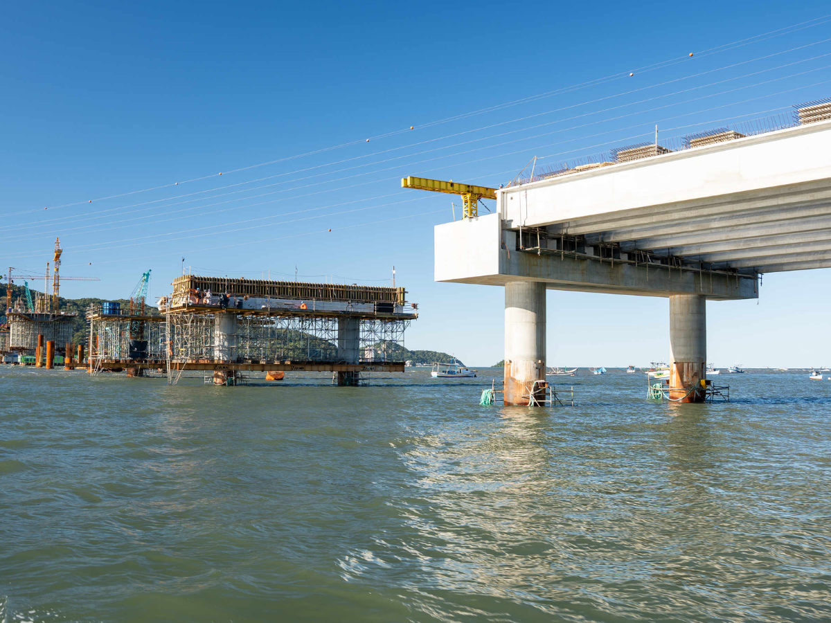 A megaestrutura de concreto e aço com 1.244 m de extensão, ciclovia, 4 faixas e investimento de R$ 386,9 milhões! Veja como está a construção da Ponte de Guaratuba