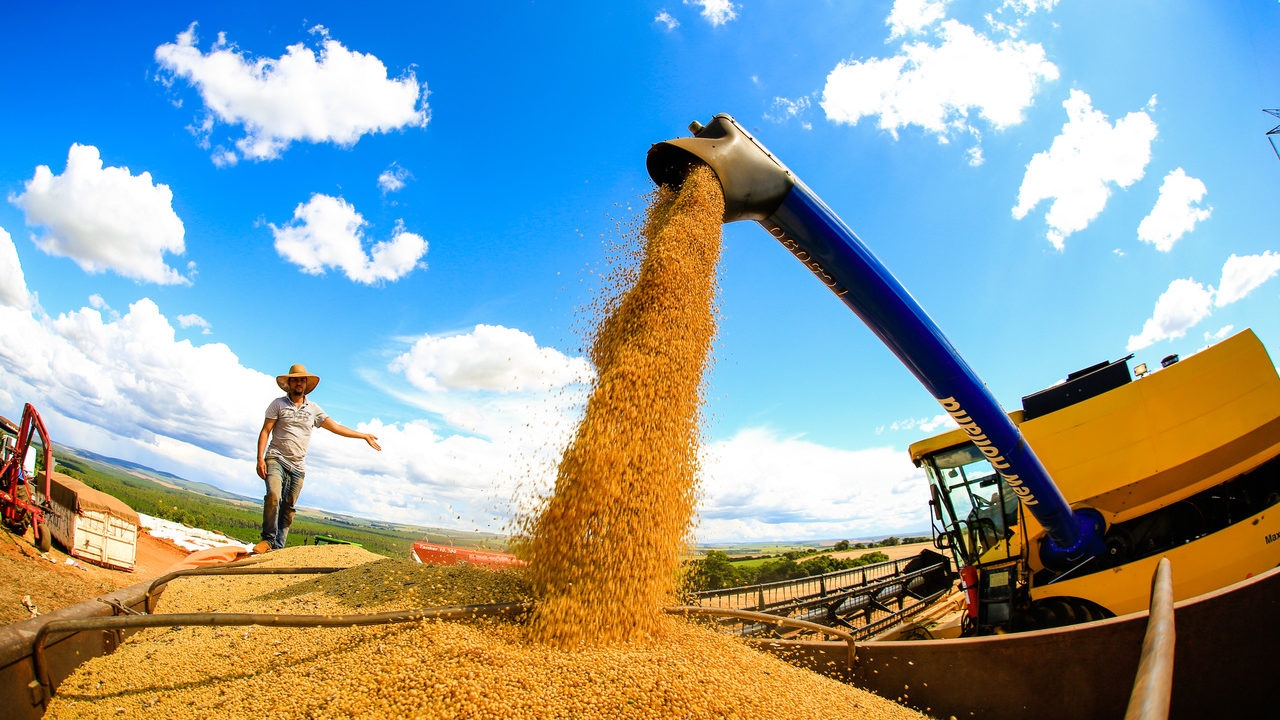 Agropecuária brasileira consome mais combustível fóssil que média global: Máquinas pesadas, diesel e alta no petróleo é a combinação que ameaça produção agro no Brasil e ninguém quer falar sobre isso