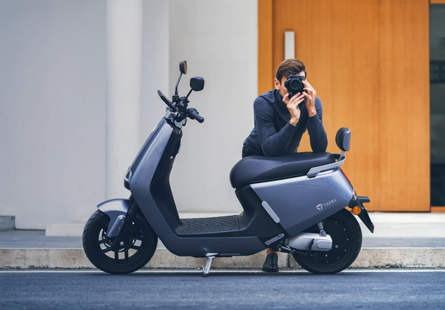 A "motinha elétrica" chinesa que roda 130 km com uma carga, tem GPS integrado, rodas de liga leve e custa menos que uma scooter no Brasil - Yadea G5 Pro