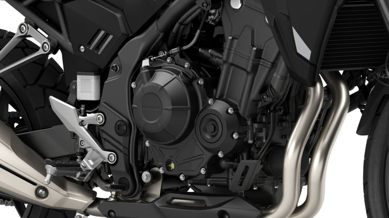 Honda NX 500 2026 chega ao Brasil com motor renovado, painel digital, controle de tração e design robusto. Veja detalhes, preço e novidades.