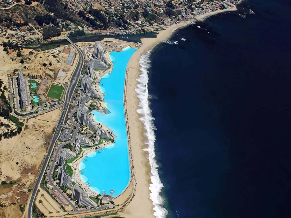 A maior piscina do mundo equivale a dez campos de futebol, possui 250 milhões de litros de água, 35 metros de profundidade e é reconhecida pelo Guinness World Records