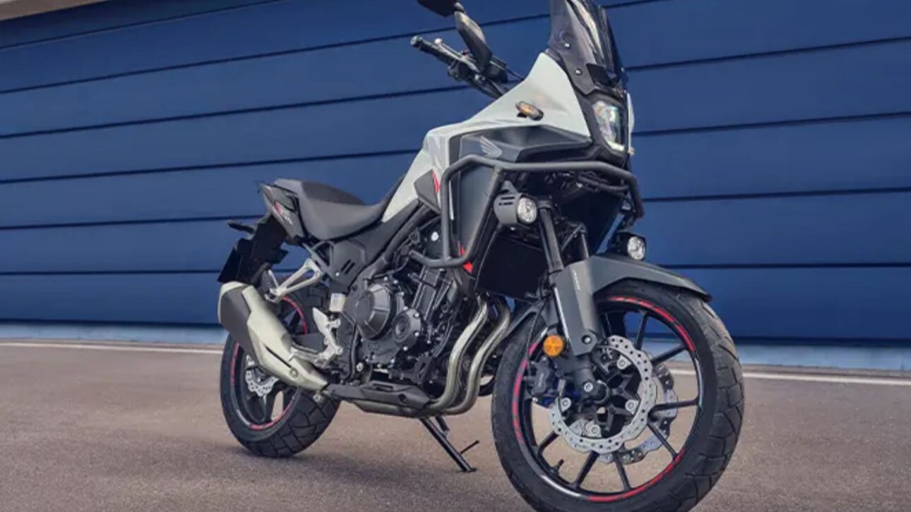 Honda NX 500 2026 chega ao Brasil com motor renovado, painel digital, controle de tração e design robusto. Veja detalhes, preço e novidades.